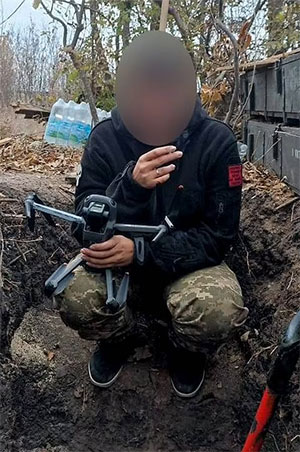 Drohnenpilot „Vadym“ mit seiner kommerziellen Filmdrohne.Quelle: 406. Bataillon der Ukrainischen Armee