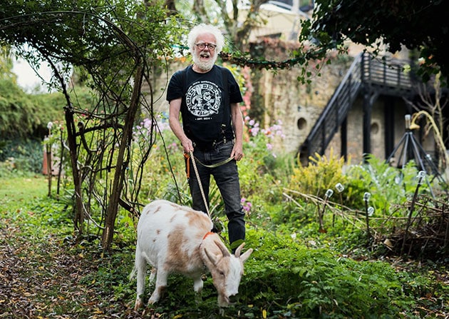 Simon Holland vor seiner zu einem Wohnhaus umgebauten Mühle aus dem 17. Jahrhundert.Quelle/Copyright: Simon Holland, https://www.facebook.com/simon.holland.98