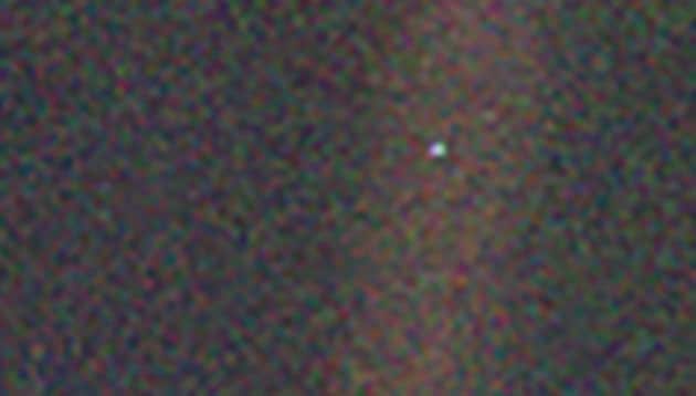 Starke Ausschnittsvergrößerung der "Pale Blue Dot-Aufnahme der NASA-Sonde Voyager-1 beim Blick zurück auf die Erde.Copyright: NASA
