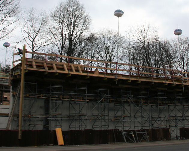 Ähnliche Leuchtballons auf einer Baustelle.Copyright/Quelle: Helfmann (via WikimediaCommons) / CC BY-SA 3.0