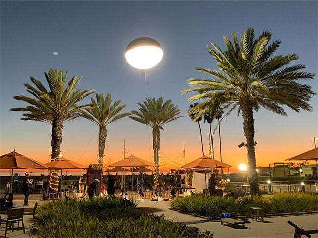 Ein nur an einer Schnur gehaltener Airsatr-Leuchtballon zur Eventbeleuchtung.Copyright/Quelle: Airstar-Light.com