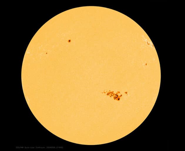 Einer der größten, jemals dokumentierten Sonnenfleckenregionen feuerte bereits mindestens sieben koronale Massenauswürfe Richtung Erde. Copyright: NASA/SDO/HMI