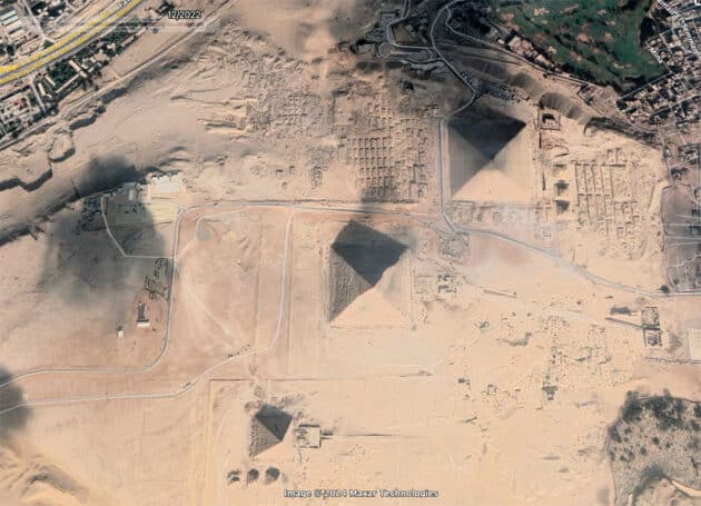 Blick auf das westliche Gräberfeld (West Field) zwischen der Cheops- und Chephren-Pyramide.Copyright/Quelle: GoogleEarth