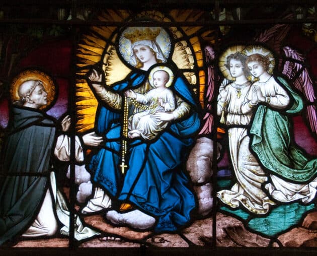 Kirchenfenster in der Carlow Cathedral mit dem Motiv einer Marienerscheinung des Heiligen Dominic. Copyright: Andreas F. Borchert (via WikimediaCommons) / CC BY-SA 4.0