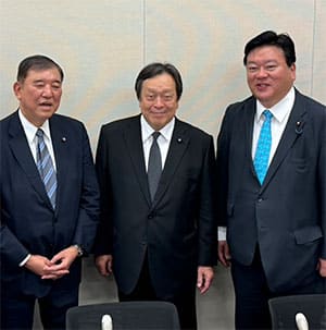 Einige Mitglieder des japanischen parlamentarischen „UFO-Rats“:  Yosiharu Asakawa (r.), Yasukazu Hamada (m.), Shigeru Ishiba (l.).Copyright/Quelle: Japan UAP Study Team