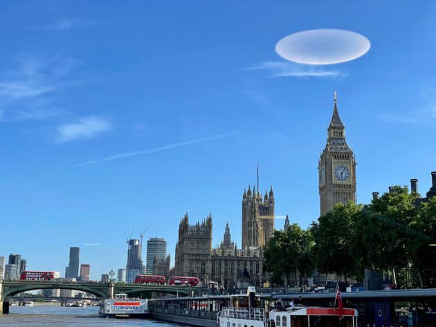 Symbolbild: Künstlerische Darstellung eines UFOs über dem britischen Parlamentsgebäude (Illu.). Copyright: grewi.de