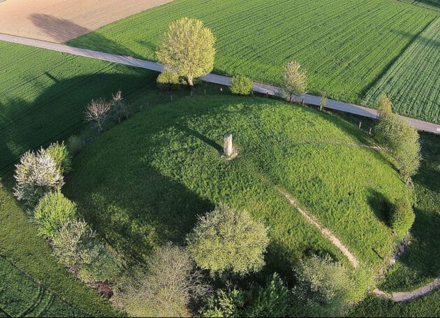 Der rekonstruierte keltische Grabhügel von Hochdorf.Copyright: Aerial video capture (via WikimediaCommons) / CC BY-SA 4.0