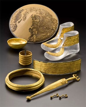 Ein Hut aus Birkenrinde und reiche Grabbeigaben aus Eberdingen-Hochdorf.Copyright/Quelle: Landesmuseum Württemberg, P. Frankenstein/H. Zwietasch