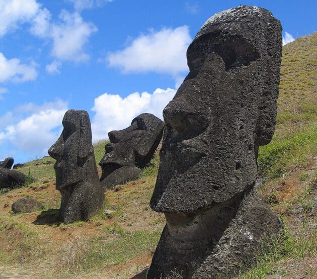 Archivbild: Einige der berühmten Moai auf Rapa Nui. Copyright: Aurbina (via WikimediaCommons) / Gemeinfrei