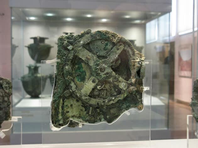 Das Zentrale Fragment des Antikythera-Mechanismus im Museum im National Archaeological Museum in Athen. Copyright: Tilemahos Efthimiadis (via WikimediaCommons) / CC BY-SA 2.0