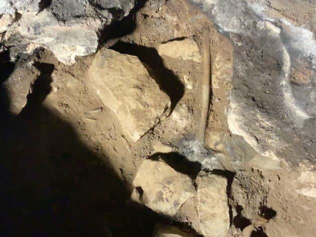 Eine der beiden rituellen Feuerstellen in der Cloggs Cave. Copyright: Monash University; the Gunaikurnai Land and Waters Aboriginal Corporation