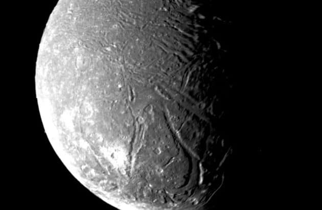 Mosaikaufnahme des Uranus-Mondes Ariel aufgenommen während des Vorbeifluges der NASA-Sonde „Voyager 2“ im Januar 1986.Copyright: NASA/Jet Propulsion Laboratory