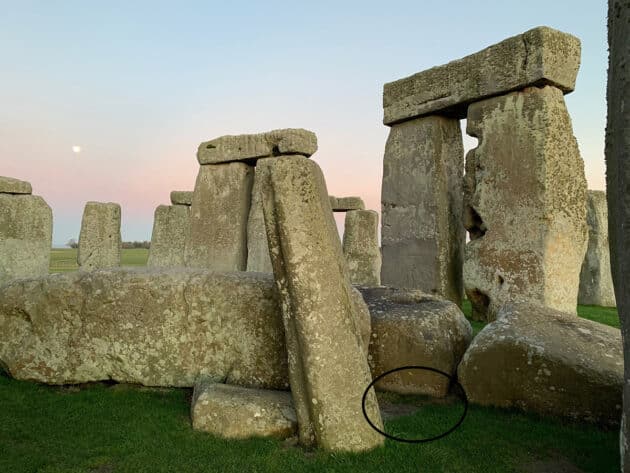 Heute liegt der Altastein von Stonehenge (Kreis) begraben unter zwei großen aus der Nähe (ca. 25 Kilometer) stammendenen Sarsensteinen. Copyright: National Heritage