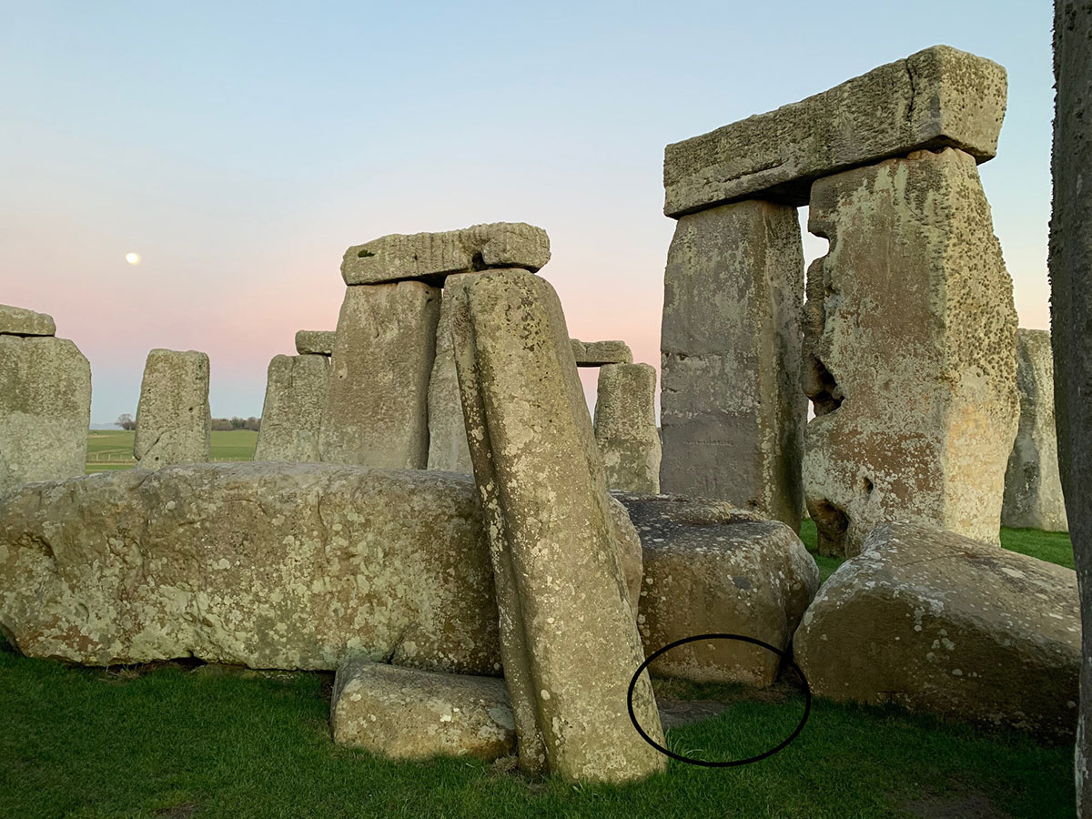 Heute liegt der Altarstein von Stonehenge (Kreis) begraben unter zwei großen, aus der Nähe (ca. 25 Kilometer) stammendenen Sarsensteinen. Copyright: National Heritage