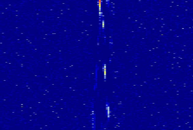 Kalte Wasserstoffwolken in der Galaxie senden schwache Schmalband-Radiosignale aus, ähnlich diese, die 2020 vom Arecibo-Observatorium entdeckt wurden. Ein plötzliches Aufleuchten einer dieser Wolken, ausgelöst durch eine starke Emission von einer anderen stellaren Quelle, könnte laut den Arecobo-Astronomen das „Wow!-Signal“ erklären.Copyright/Quelle: PHL UPR Arecibo