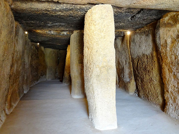 Blick in das Innere des Dolmens mit Stützpfeilern.Copyright: Olaf Tausch (via WikimediaCommons) / BB BY-SA 3.0