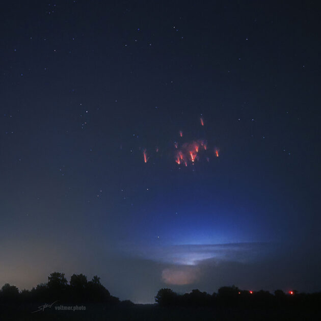 Red Sprites am 1. September 2024 über einem Gewitter über Strasbourg.Copyright: Dr. Sebastian Voltmer, weltraum.com