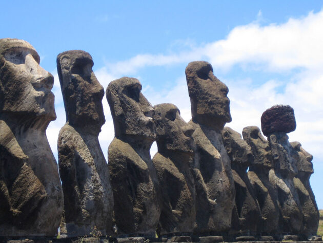 Die berühmten Moai auf der „Osterinsel“ Rapa Nui. Copyright: Bradenfox /via WikimediaCommons) / CC BY-SA 3.0