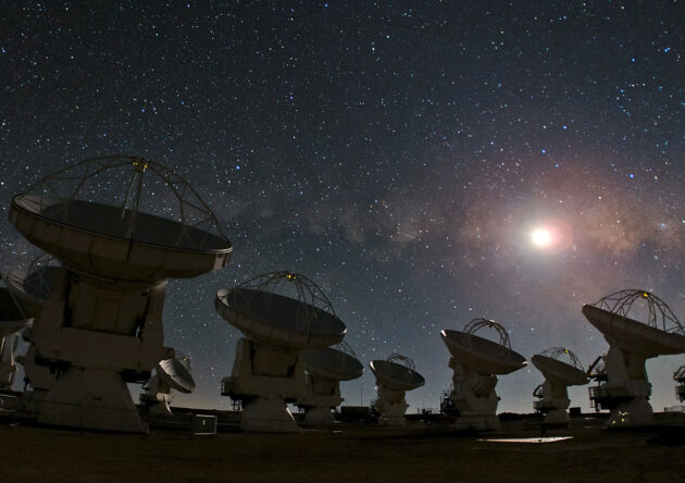 Symbolbild: Radio-Teleskope der Atacama Large Millimeter/submillimeter Array (ALMA) blicken an den Nachthimmel über Chile. Copyright: ESO/B. Tafreshi