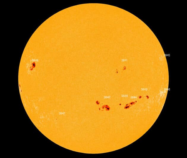 Ein aktueller Blick auf die von teils großen Sonnenflecken überzogene Sonnenscheibe. Copyright/Quelle: SDO/HMI / spaceweather.com