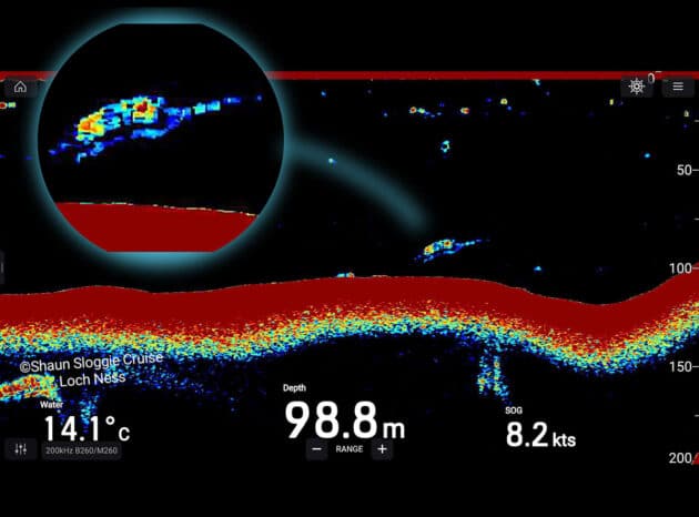 Die Sonar-Aufnahme der „Spirit of Loch Ness“ vom 22. September 2024 mit Detailvergrößerung. Copyright: Shaun Sloggie / www.CruiseLochNess.com