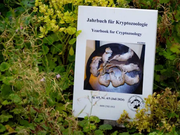 Umschlagstitel „Jahrbuch für Kryptozoologie 2023/24“. Copyright/Quelle: Netzwerk für Kryptozoologie