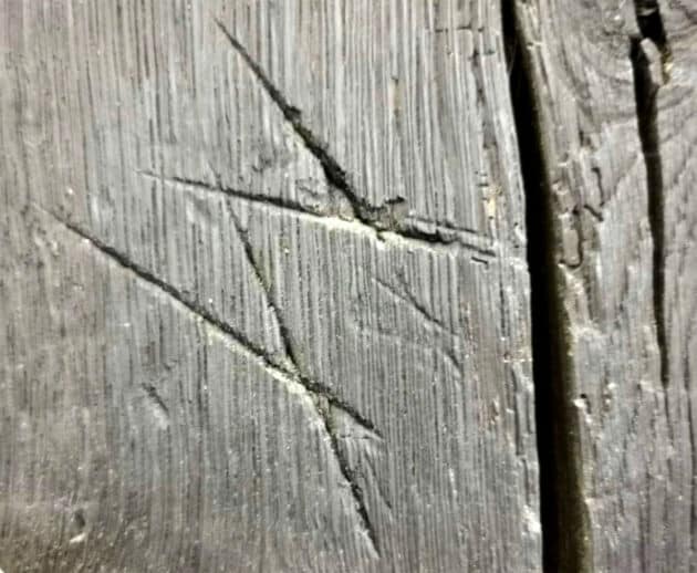 Ein Doppel-V-förmiges „Hexenzeichen“ in Gainsborough Old Hall. Copyright/Quelle: English Heritage