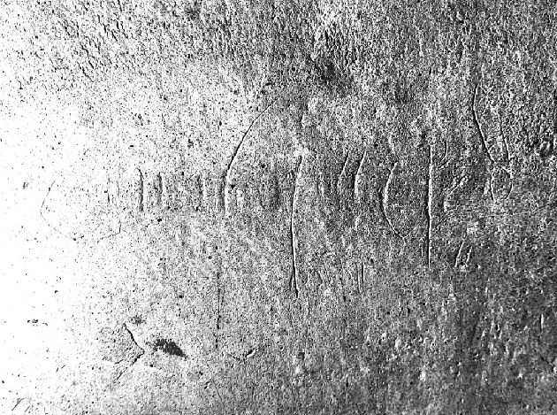 Hickmans Name findet sich auf dem Kopf stehend eingeritzt in einer Wand der Old Hall.Copyright: English Heritage