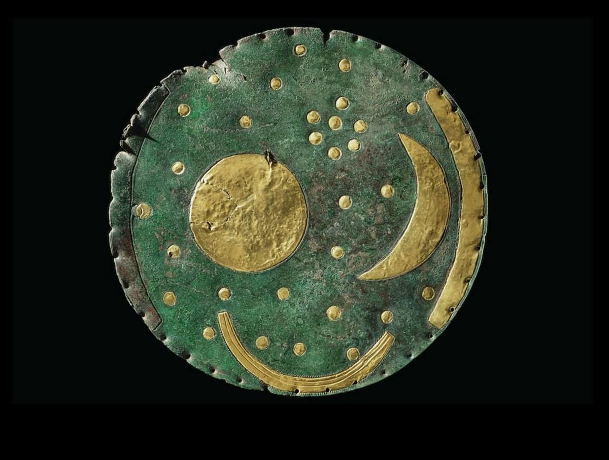 Die 3700 bis 4100 Jahre alten„Himmelsscheibe von Nebra“.Copyright: Landesamt für Denkmalpflege und Archäologie Sachsen-Anhalt Landesmuseum für Vorgeschichte / Juraj Liptàk