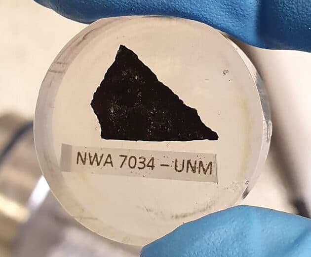 Die aktuell an der Curtin University untersuchte Probe des Mars-Meteoriten „Black Beauty“. Copyright: Curtin University/Aaron Cavosie