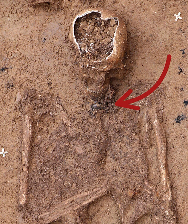 Das Amulett am Hals des Mannes aus Grab 134 im römischen Gräberfeld „Heilmannstraße“ in Frankfurt-Praunheim.Copyright/Quelle: Michael Obst / Denkmalamt der Stadt Frankfurt am Main