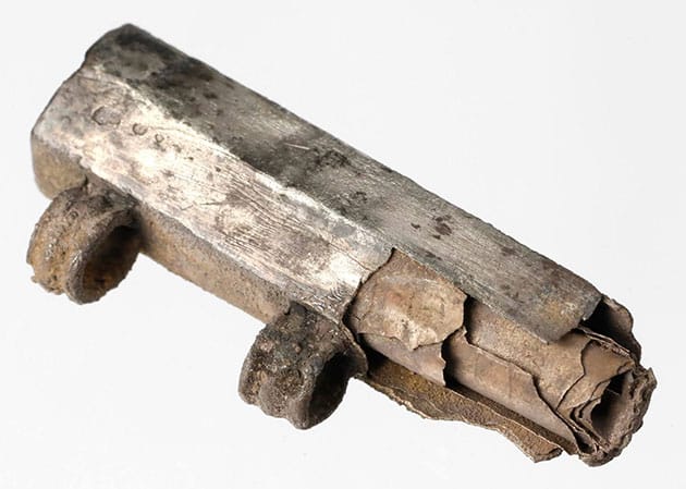 Das die Silberschrift beinhaltende Amulett.Copyright/Quelle: Michael Obst / Denkmalamt der Stadt Frankfurt am Main