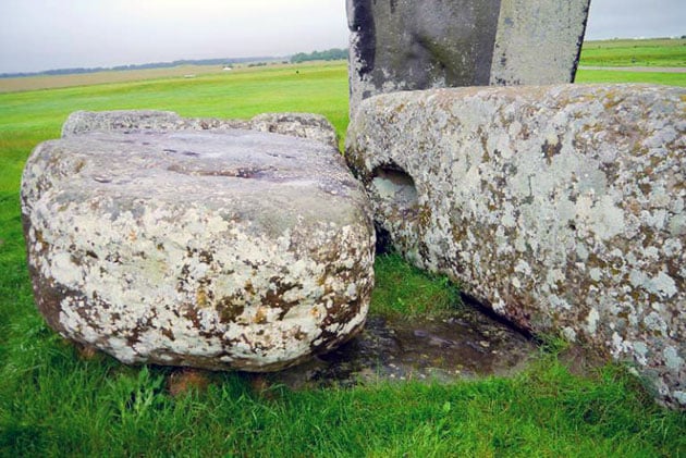 Der Altarstein unter einem der größeren Sarsen-Steine.Copyright: Professor Nick Pearce, Aberystwyth University.