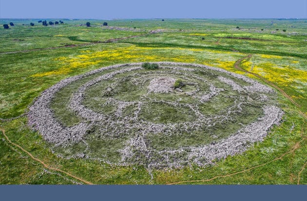 Luftbild der Megalithkomplex Rujm el-Hiri (arabisch, Steinhaufen der Wildkatze, auch Rogem Hiri oder hebräisch Gilgal Refaim, Rad der Gespenster) im zentralen Golan, etwa 16 km östlich des See Genezareth. Copyright: ZeevStein (via WikimediaCommons) / CC BY-SA 4.0