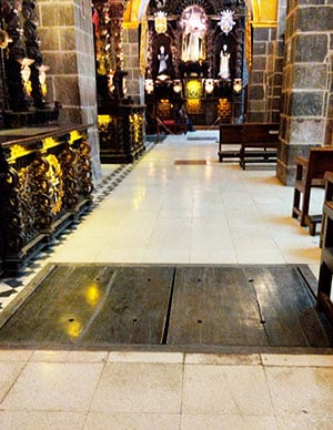Noch heute führt eine Bodenplatte in den Untergrund der Kirche Santo Domingo in Cuzco.