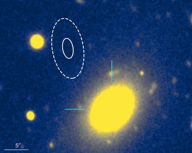 Der Ursprung eines im vergangenen Jahr entdeckten FRB (gestricheltes Oval) liegt in den äußeren Randregionen einer massereichen elliptischen alten Galaxie (gelbes Oval), in der es eigentlich keine Magnetare mehr geben sollte. Copyright: Gemini Observatory