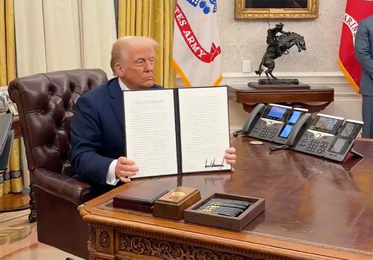 US-Präsident Donald J. Trump präsentiert die von ihm unterzeichnete „Executive Order“ zur Freigabe von Dokumenten zu den Ermordungen von Präsident John F. Kennedy, Senator Robert F. Kennedy und Reverend Dr. Martin Luther King, Jr.Copyright/Quelle: The White House