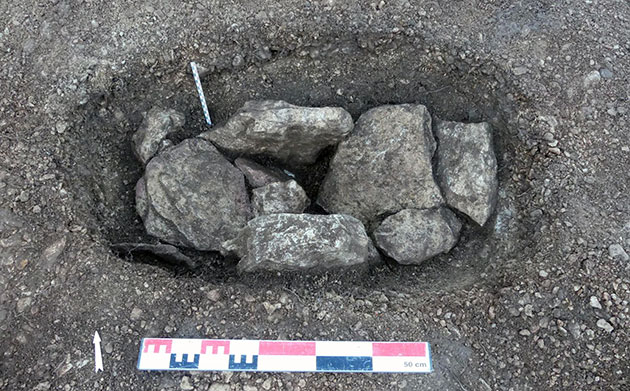 Steinverkleidung einer Kindersargbestattung vor der Ausgrabung.Copyright: Astrid Couilloud, Inrap