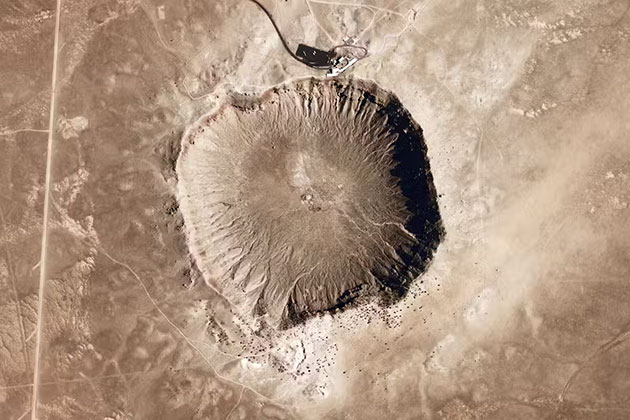 Der vor rund 50.000 Jahre von einem etwa 50 Meter großen Körper geschlagene “Meteor Crater“ in Arizona.Copyright/Quelle: NASA Earth Observatory / Wikimedia
