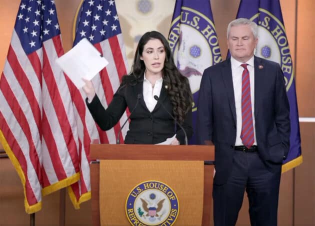 Die US-Abgeordneten Anna Paulina Luna und James Comer während der Pressekonferenz des „House Oversight Committee“ zur Einrichtung der „Task Force on the Declassification of Federal Secrets“ am 11. Februar 2025. Copyright: luna.house.gov / US Gov.