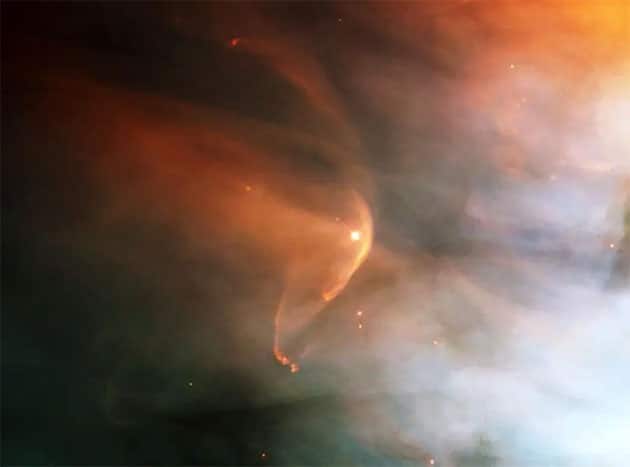 Diese Aufnahme des Hubble-Weltraumteleskops zeigt eine Bugstoßwelle um den sehr jungen Stern „LL Ori“. Die Bezeichnung stammt von der sichelförmigen Welle, die ein Schiff beim Durchqueren von Wasser erzeugt. Eine solche Bugwelle kann im Weltraum entstehen, wenn zwei Gasströme aufeinandertreffen. Wissenschaftler vermuten, dass ein ähnliches Phänomen um einen neu entdeckten Stern auftreten könnte, der sich mit mindestens 1,2 Millionen Meilen pro Stunde (540 Kilometer pro Sekunde) bewegt. Bei dieser hohen Geschwindigkeit im galaktischen Bulge – dem dichten Zentralbereich der Milchstraße – könnte sich eine Bugstoßwelle bilden.Copyright/Quelle: NASA und The Hubble Heritage Team (STScI/AURA); Anerkennung: C. R. O’Dell (Vanderbilt University)