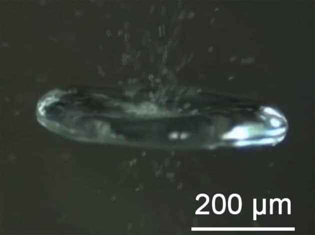 Ein Wassertropfen zerstäubt. Copyright: Zare et al., Science Advances 2025