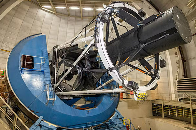 Das “Dark Energy Spectroscopic Instrument” (DESI) kann die Frequenz des Lichts von bis zu 5.000 fernen Galaxien zugleich analysieren.Copyright: Marilyn Sargent / Berkeley Lab