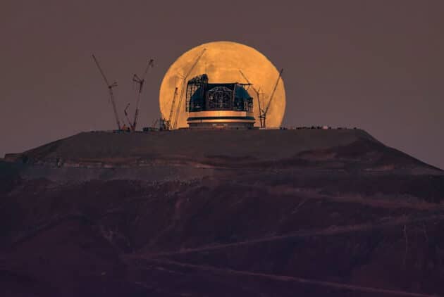 Das derzeit noch in der Bauphase befindliche „Extremely Large Telescope“ (ELT) auf dem Cerro Armazones in der Atacamawüste vor dem aufgehenden Vollmond. Copyright: ESO