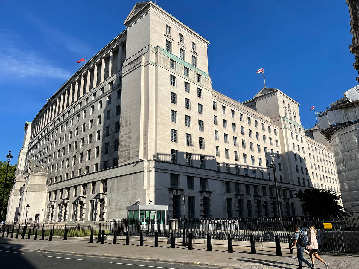 Symbolbild: Außenansicht des britischen Verteidigungsministeriums in Whitehall, London.Copyright: A. Müller für grenzwissenschaft-aktuell.de