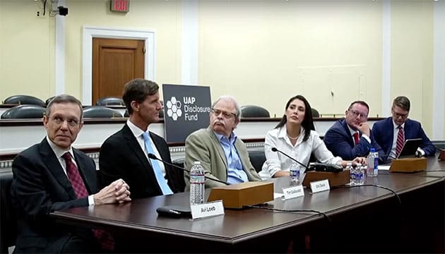 Blick auf die Redner des ersten Panels (v.l.n.r): Avi Loeb, Tim Gallaudet, Eric Davis, Anna Paulina Luna, Eric Burlison, Nick Begich.Quelle: UAPDF