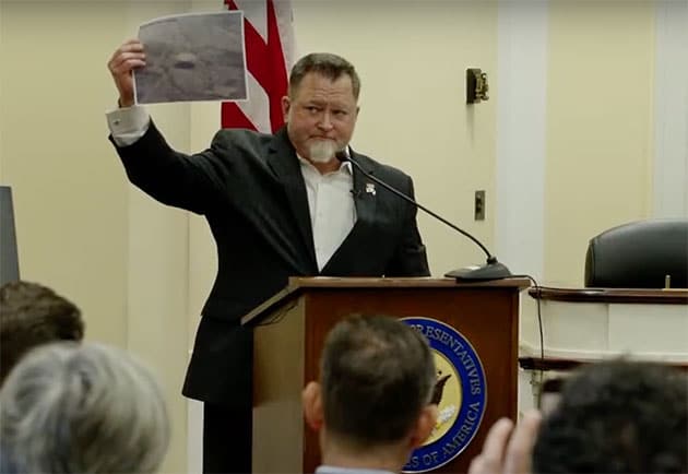 Luis Elizondo präsntiert ein vermeintliches UFO-Foto eines Zivilpiloten.Quelle: UAPDF