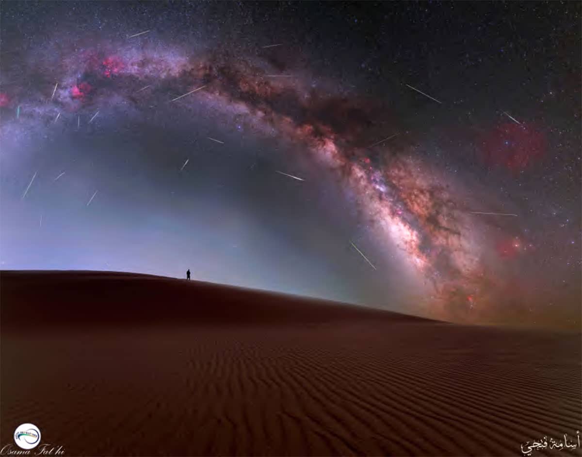 Die Milchstraße über den Sanddünen der westägyptischen Wüste nahe El-Fayoum, aufgenommen am 5.–7. August 2022 um Mitternacht (Gesamtbelichtungszeit: 1,2 Stunden). Die Ähnlichkeit zwischen der „Großen Spalte“ der Milchstraße und der gewellten schwarzen Linie auf Nuts Körper ist auffällig.Copyright/Quelle: Osama Fathi / Graur, Journal of Astronomical History and Heritage 2025