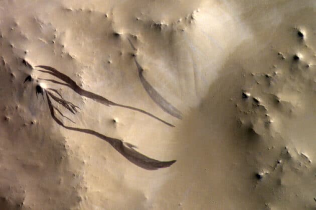 Rätselhafte dunkle Streifen auf der Marsoberfläche erinnern an den Effekt austretenden Wassers aus trockenen Böden. Ein Hinweis auf flüssiges Wasser auch auf dem Mars? Copyright/Quelle: ESA/TGO/CaSSIS CC-BY SA 3.0 IGO