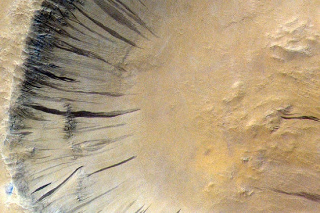 Ein weiteres Beispiel für die dunklen Hangstreifen an den Hängen eines Mars-Kraters.Copyright/Quelle: ESA/TGO/CaSSIS CC-BY SA 3.0 IGO